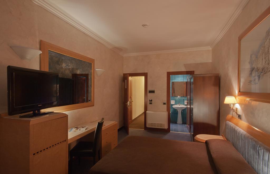 Hotel Accademia Roma Esterno foto