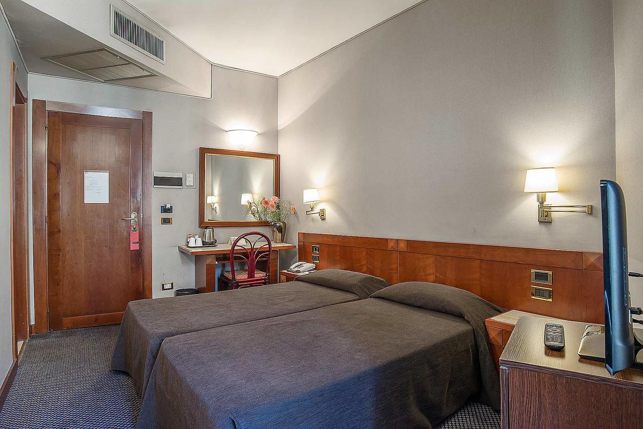 Hotel Accademia Roma Esterno foto